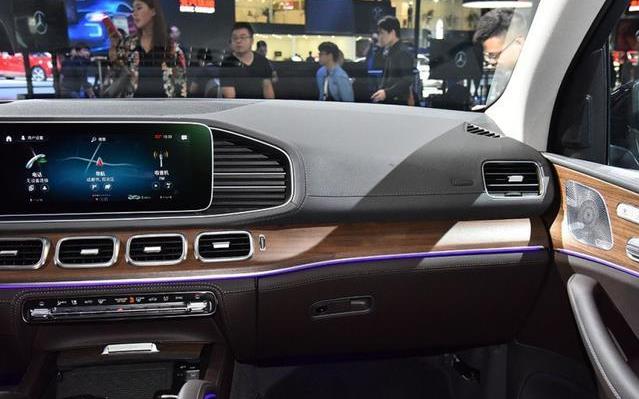 奔驰GLS▲曾梦想要一辆，超级四驱带V8声浪，重2.6吨+空气悬挂，比揽胜霸气