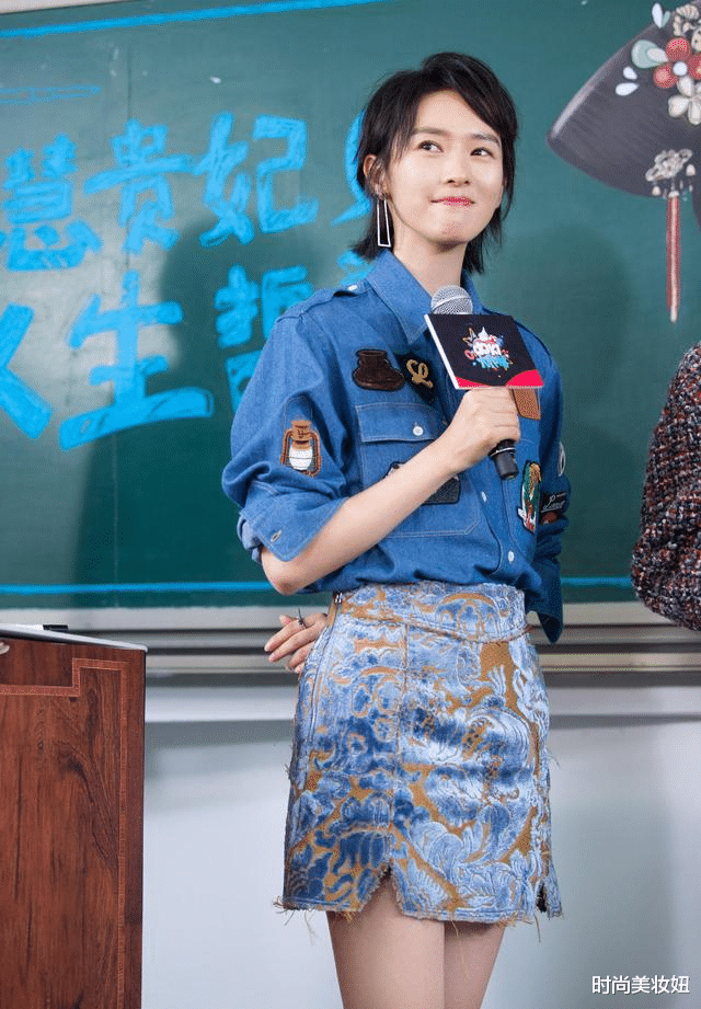 牛仔：童瑶剪了短发真惊艳，穿牛仔衬衫配半身裙像少女，看了都想剪