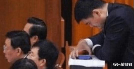 「姚明」继姚明喝水像口服液以后，姚明玩手机又引围观网友好奇他怎么打字