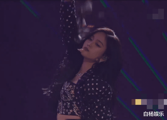 酷我|吴宣仪活动两套装扮风格，既能甜美又能酷帅，新歌舞台燃爆全场