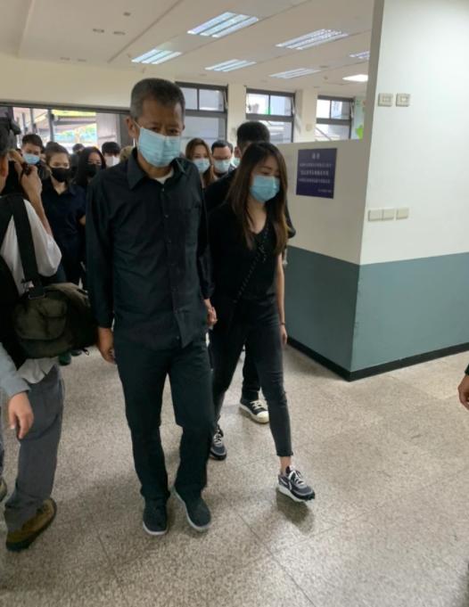 杨丞琳|杨丞琳许玮宁哭红双眼送小鬼火化，女友情绪崩溃失声痛哭场面哀戚