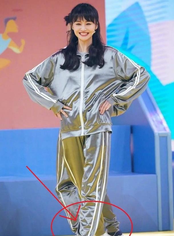 关晓彤：郑爽关晓彤身高只差5CM？穿同款运动服，腿的差距太明显