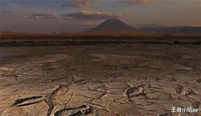 活火熔城▲掉入岩浆必死无疑？教你个方法，让你可以在1000℃的岩浆里洗手