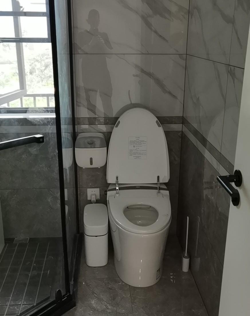 |他家装修的新房，设计大理石电视墙，飘窗改柜子，美观且实用！