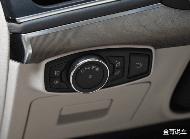 福特金牛座：这车可惜了！比帕萨特有实力，长超5米，搭2.0T+8AT，却无人问津