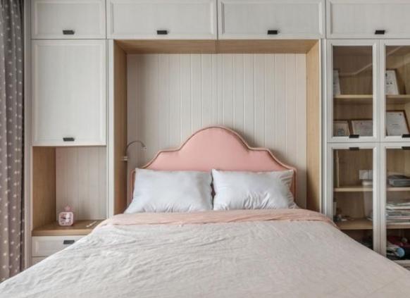 []日子过久了才发现，小户型卧室没必要放床头柜，打一排柜子超实用