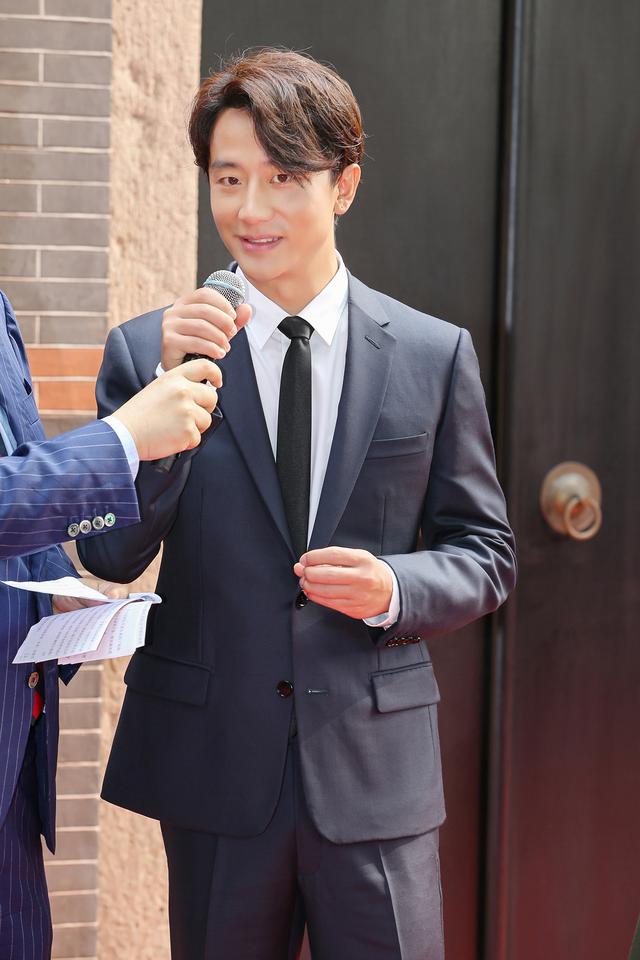 [黄轩]黄轩官宣恋情后首亮相！一袭西装帅气儒雅，刘昊然发福变憨厚土气