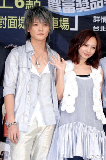 飞儿乐团|曾红极一时的飞儿乐队，因恋情曝光踢走主唱，现状让人唏嘘！