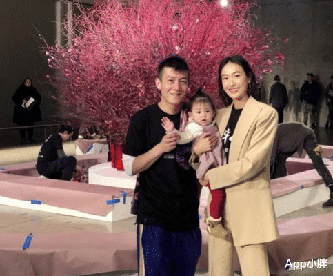 陈冠希@她21岁靠一“脱”成名,26岁爱上陈冠希,跟华谊老板离婚