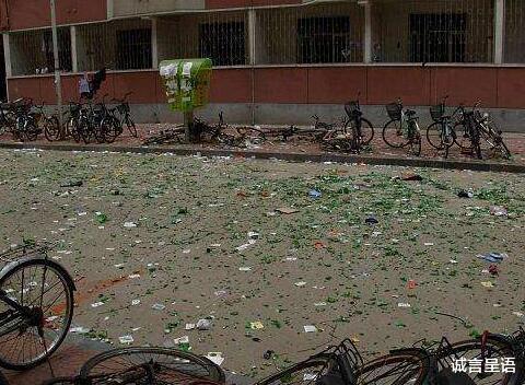 「」高考结束后的“撕书狂欢”，被撕掉的，究竟是什么？