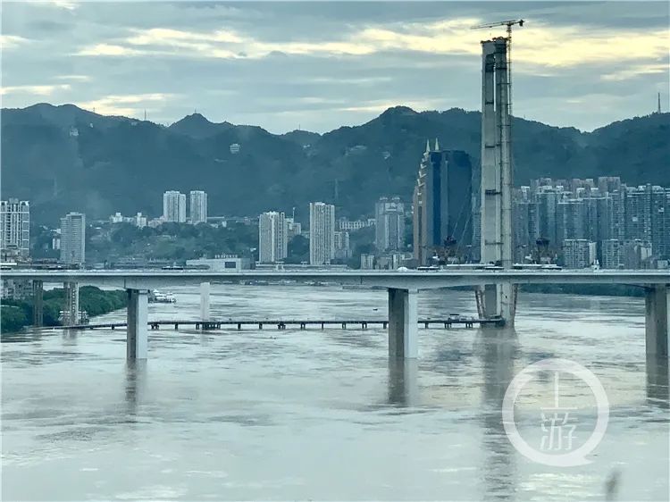 重庆晚报|直击两江洪水:朝天门门洞、渝尔代夫、洪崖洞车库被淹...