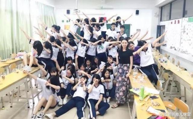 @毕业照1男39女，唯一的男生大学4年不敢逃课，人生巅峰不过如此