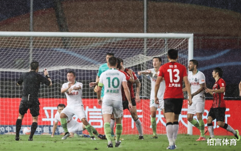 中超|真无语!中超2-1雨滴争议抢镜,84分钟那一幕太炸裂
