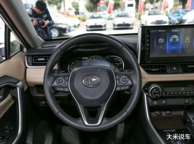 「丰田RAV4」丰田成功了！SUV上市一分不降，30天销量破万，百公里5L，力压途岳