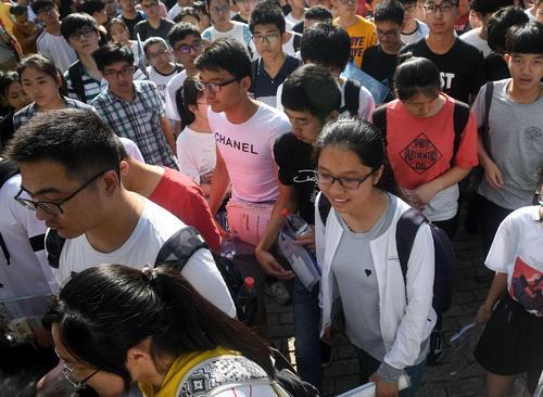 考试|高考撕毁别人答题卡的女生,成绩出来了,网友:比较关心另外两位