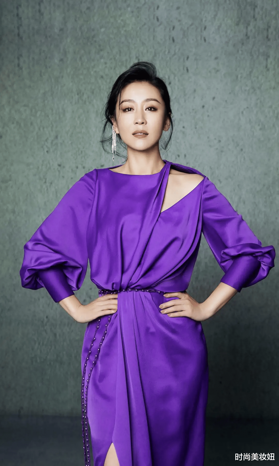 连衣裙|章子怡真的太美了！一袭紫色一字肩连衣裙配马尾，高贵优雅