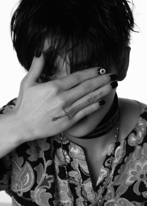 周震南|周震南的“美瞳美甲”火了，本以为会“娘”，谁料击中女粉丝的心