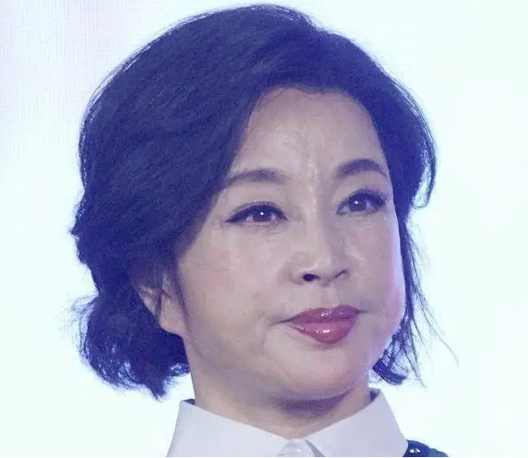 人都挡不住的,对于时间的流逝,最不甘心的应该就是娱乐圈中的女明星了