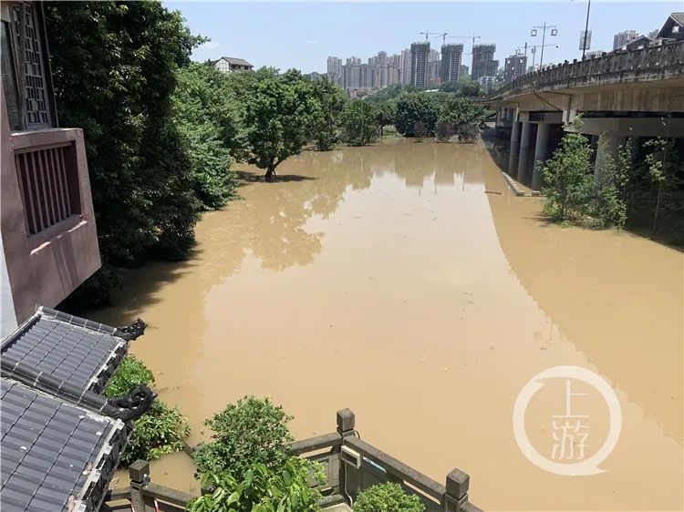 重庆晚报|直击洪峰过境，重庆朝天门码头被淹没