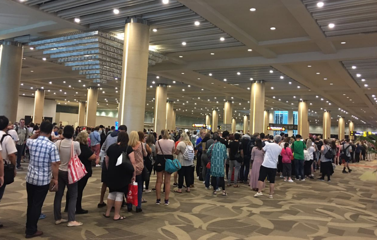 「美国」大量美籍华人连夜回国，海关拦都拦不住，究竟发生了什么？