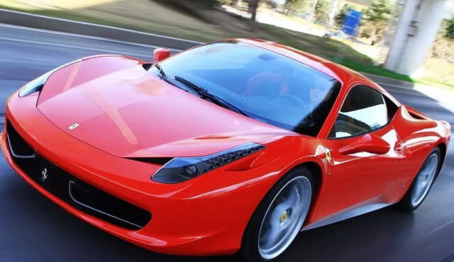 ：四千万的法拉利上“穷人”车牌，上牌仅花五百，一进市区交警就抓