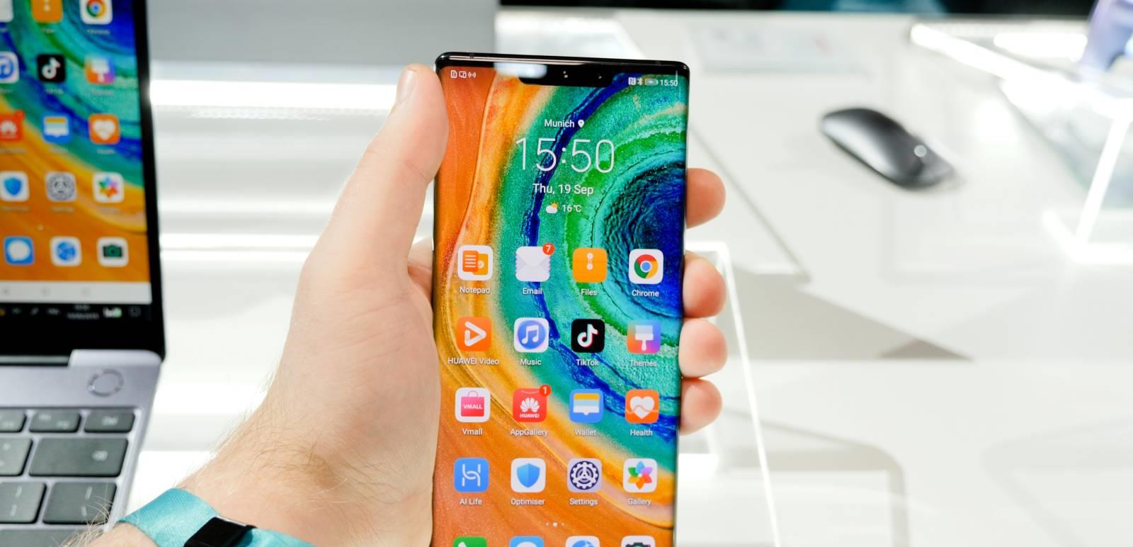 『摄像头』华为Mate 40 Pro泄漏:后置摄像头环形模块可能会有触摸屏