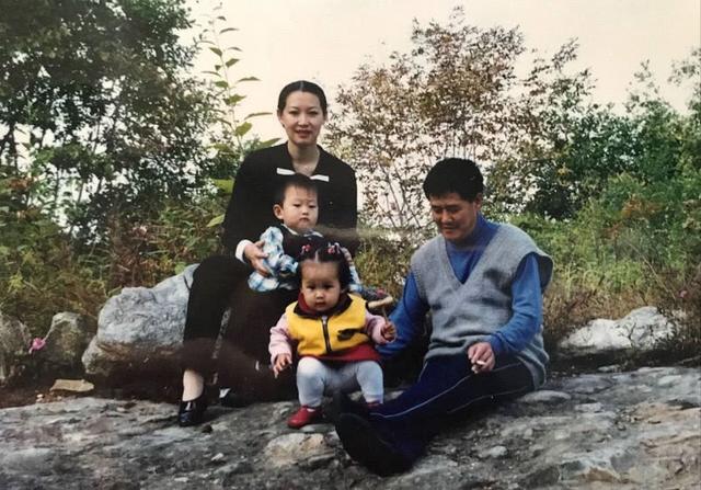 赵本山■其乐融融！赵本山全家福曝光画面超温馨，妻子罕见露面面色红润！
