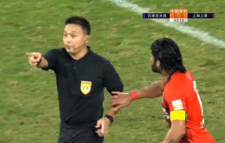 上海上港|上港疯狂要点球，裁判和VAR沟通后示意没有，将帅仍然不停抗议