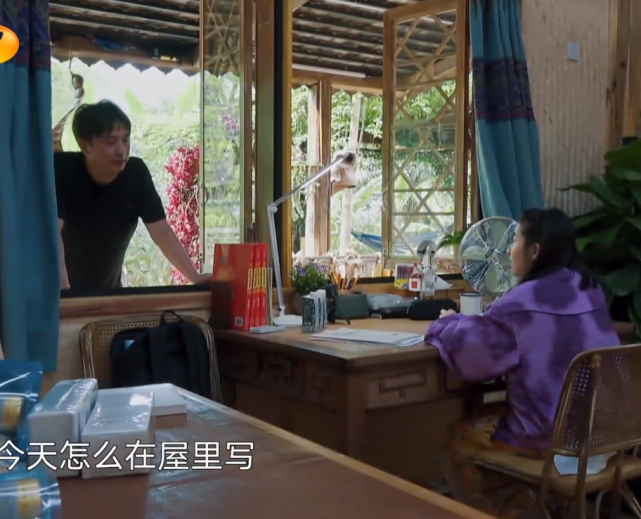 张子枫|张子枫在屋里学习，黄磊问她为啥不坐院子里？得知原因，被圈粉了