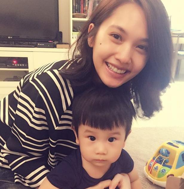 「杨丞琳」晒晒杨丞琳现实中的家，生活就像普通人，客厅沙发还是布艺的