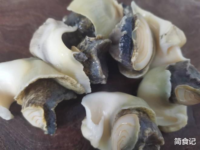 ##煮海螺时，万不可别直接下锅！老渔民这样做，煮好的海螺又鲜又嫩