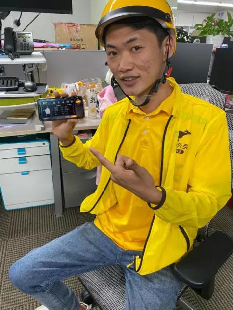 美团|和平精英要出美团服装了？美团小哥一边接单一边刚枪