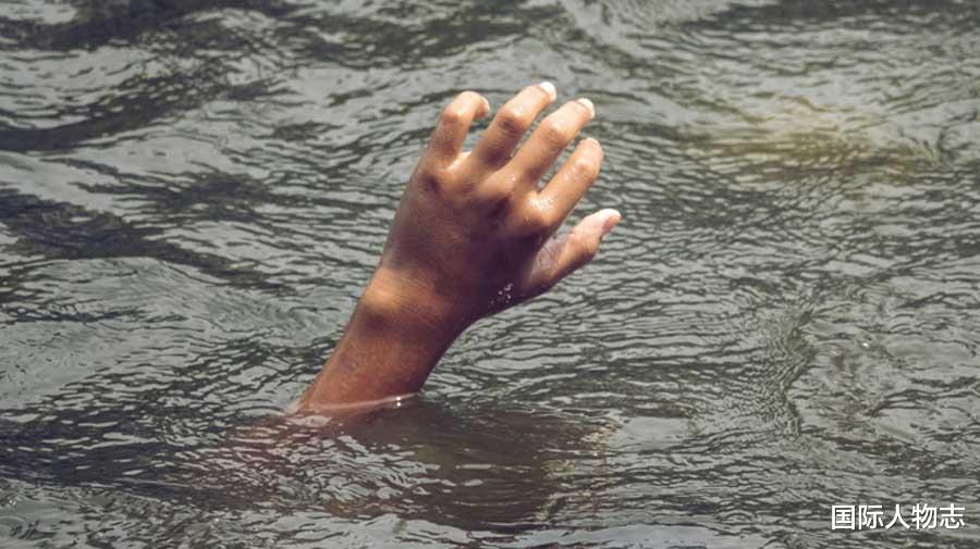 |母女俩河边钓鱼双双落水，女儿忍痛抛下76岁母亲游回岸边