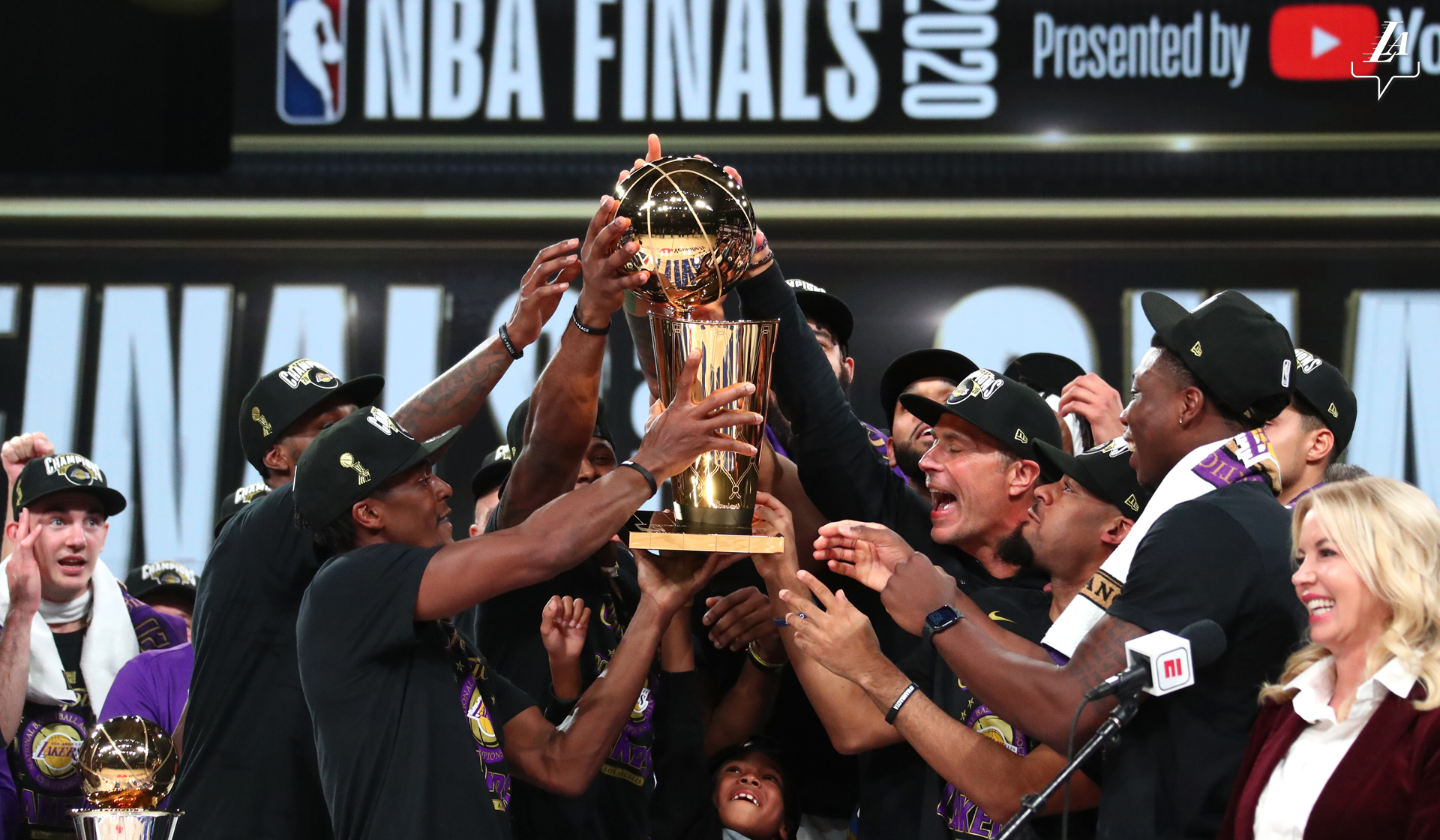 湖人队|泪目!湖人巨幅壁画大变样,科比怀抱总冠军笑了,17冠排成一条线