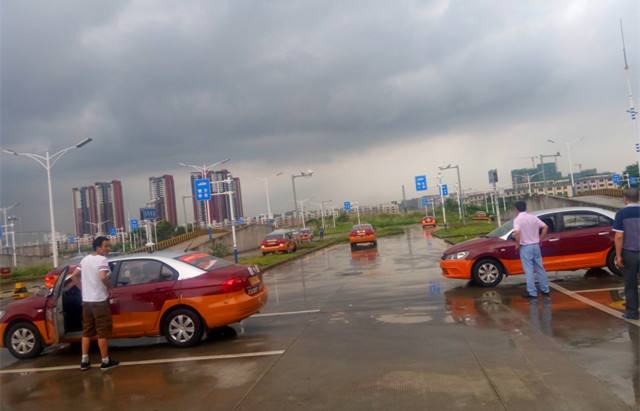 「考试」4名学员考科目三，3名去过模拟考的没考过，学员：模拟考有用不？