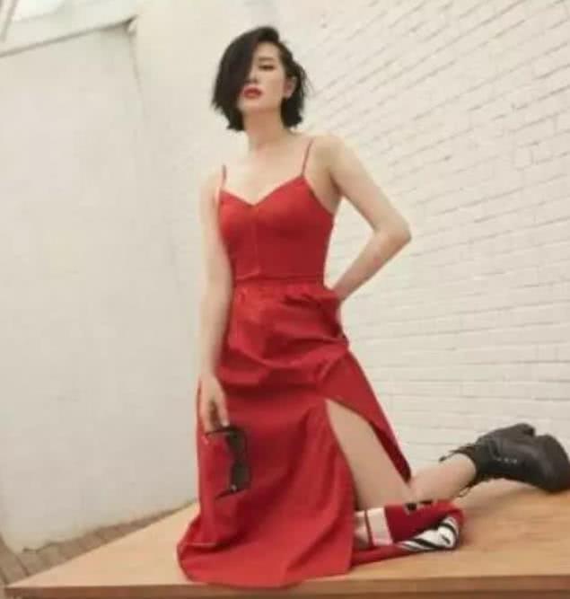 『战狼』她是《战狼》中无人敢惹的女人,如今穿上生活装,美到认不出