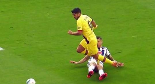 梅西|争议，巴萨疑似2次点球未判！苏牙摔倒+皮克被拉拽，梅西干着急