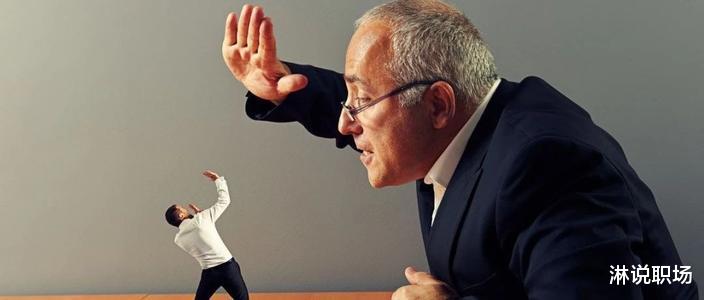 『』在开会时，大家都喜欢坐离领导远的位置，为什么？