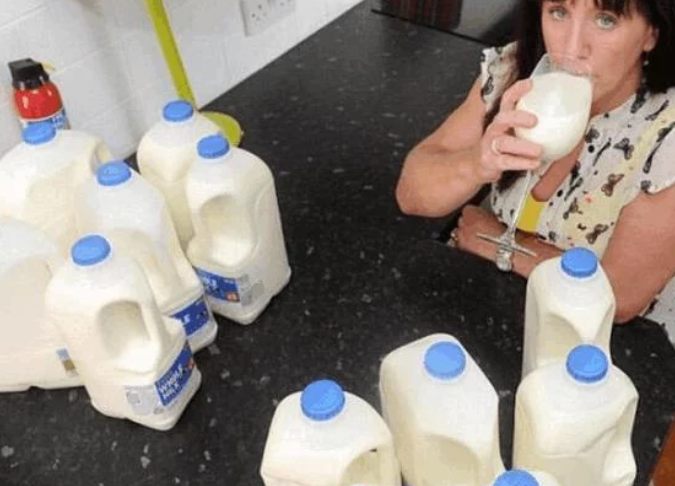 『』外国女子坚持20年只喝牛奶不吃饭，如今55岁变化如何？