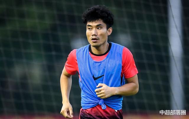 『广州恒大』郑智之后，恒大场上队长曝光，力压艾克森张琳芃，球迷：实至名归