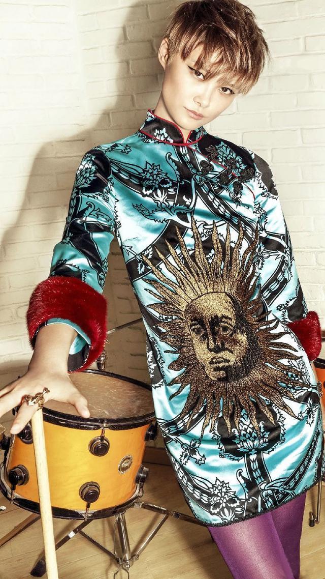 李宇春|李宇春的女人味终于展示出来了,穿上丝袜后,真挺有韵味的