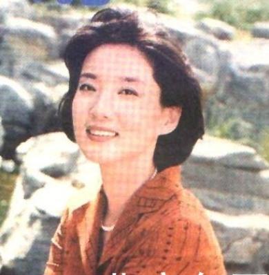 央视|央视主播李修平：3次高考落榜，两段婚姻无儿女，57岁仍是女神