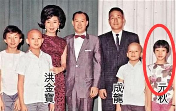『周星驰』敢叫成龙“大鼻子”,还敢叫洪金宝“三毛”,周星驰更是“低声下气”请出山