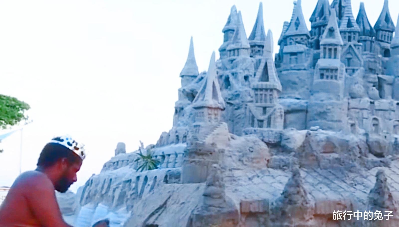 沙滩 仅有3平米领土的国王，靠和游客合影为生，仅能混个温饱