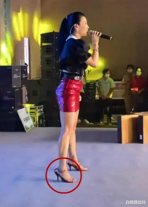 杜海涛|41岁王蓉近况曝光！靠接商演唱成名曲捞金，服装廉价身材发福明显