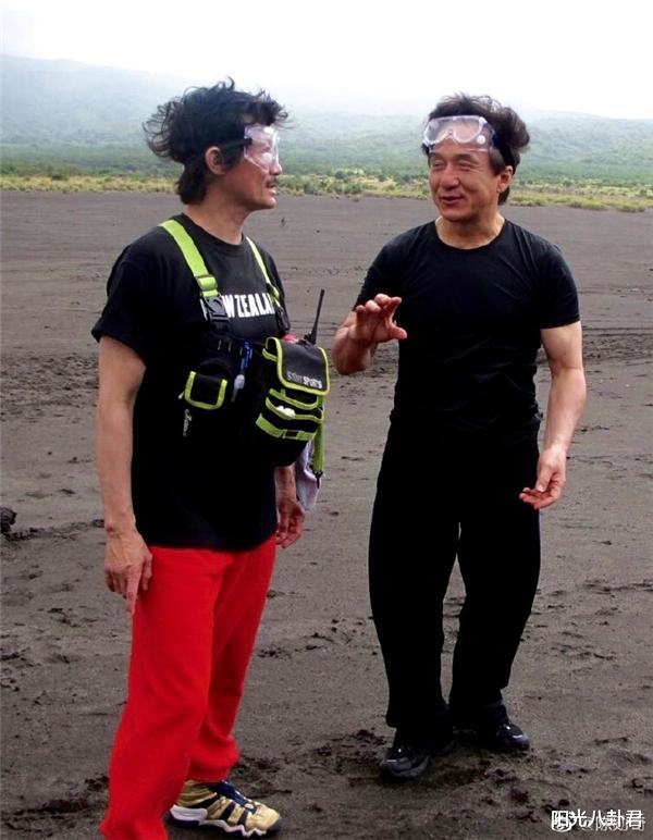「陈勋奇」68岁陈勋奇与成龙再度合作，晒拍摄现场照片，近照老到认不出