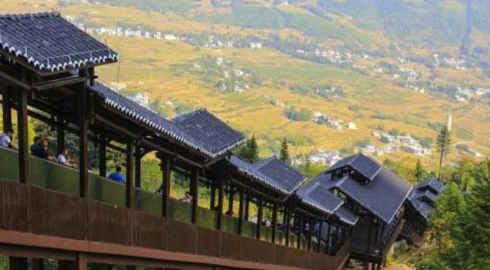 自动扶梯|中国这个城市火了，建世界“最长”自动扶梯，爬山不用走了