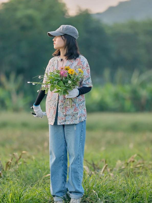穿衣搭配|成年后的张子枫气质更好了!穿白T配牛仔裤,剪短发却撞脸马伊琍
