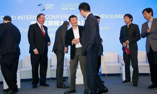 刘强东|超越华为！刘强东美国之行后终于亮剑，2000亿巨头再也藏不住了