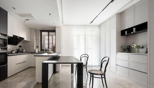 |新房装修到一半，屋主不满意，改变电视墙后，立马时尚多了！